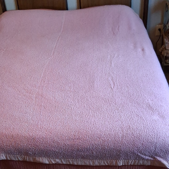 Soft Pink vintage woven knit  Full Size Blanket - Picture 1 of 9